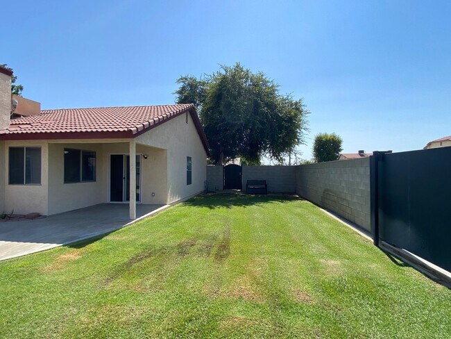 Building Photo - Newley Remodeled 3 BD 2 BA house on corner...