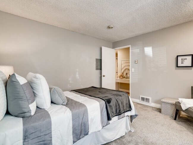 Building Photo - Spacious 2 bedroom 1.75 bath condo Racquet...