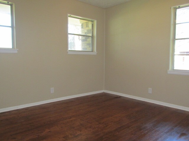 Building Photo - 2105 Bush Dr