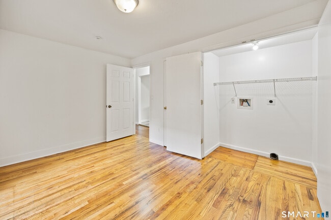 Building Photo - 226 Meadow St
