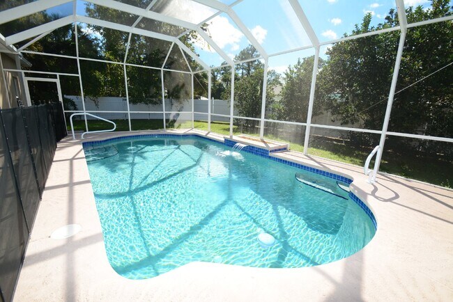 Building Photo - Pool Home with 4 bed, 2 bath located in Se...