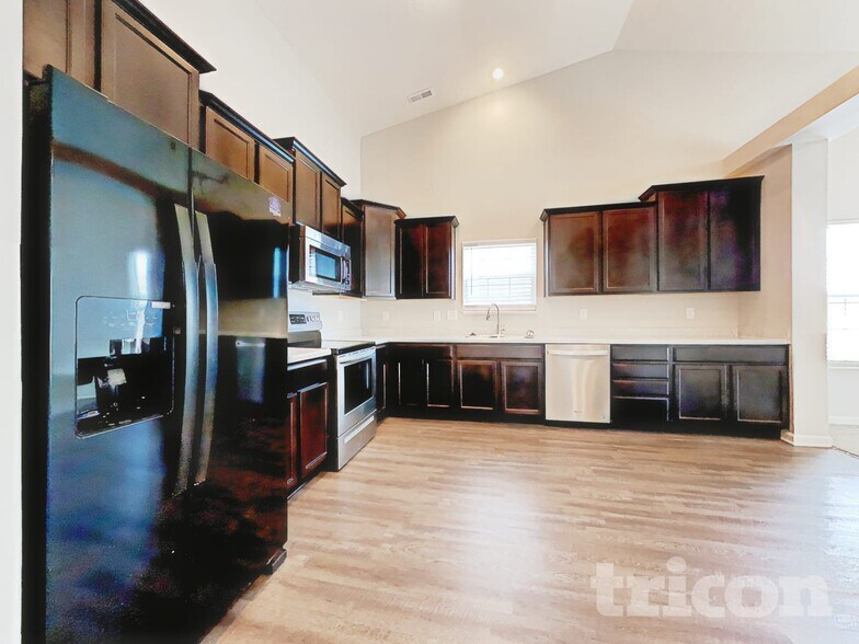 Building Photo - 675 Albermarle Dr