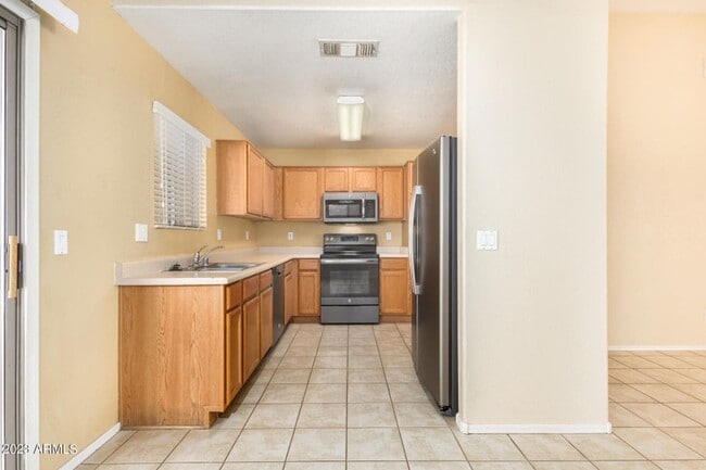 Building Photo - Move In Ready!  3 Bed, 2 Bath w/2 Car Garage