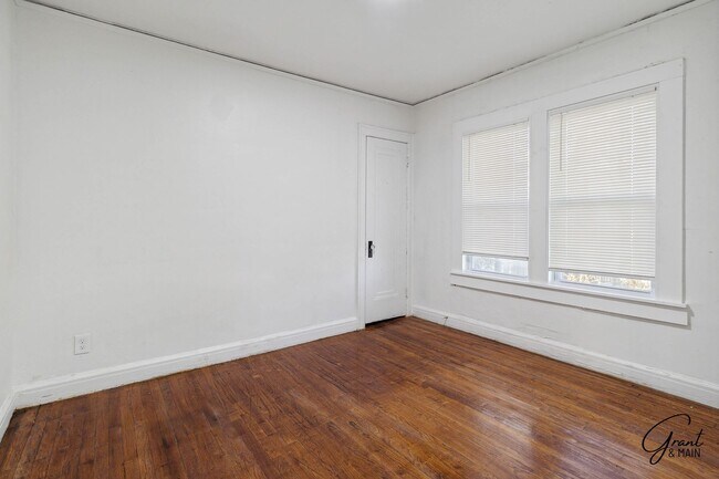 Building Photo - 4 Bedroom 2 Bath $1700