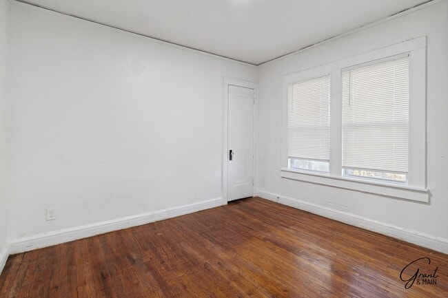 Building Photo - 4 Bedroom 2 Bath