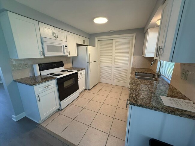 Building Photo - 581 Grove Ave NW