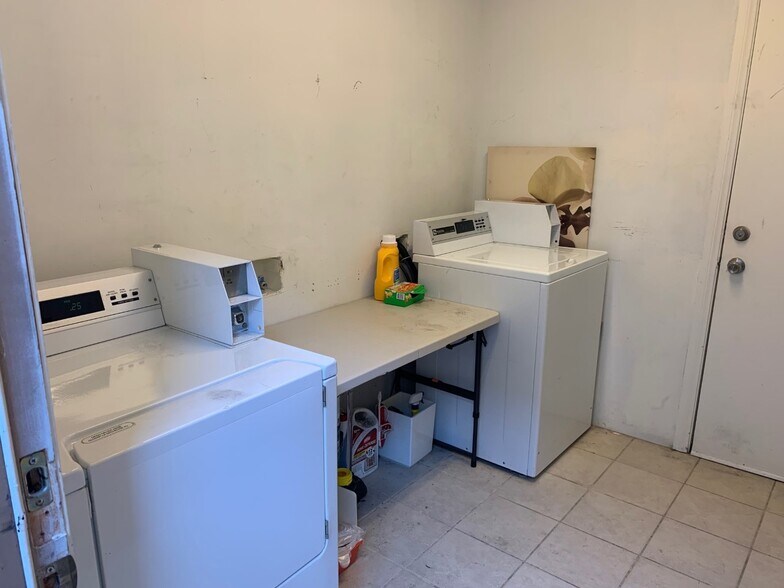 Laundry Room - 1402 W Olympic Blvd