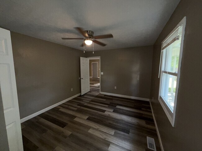 Building Photo - 18 Oakwood Ave