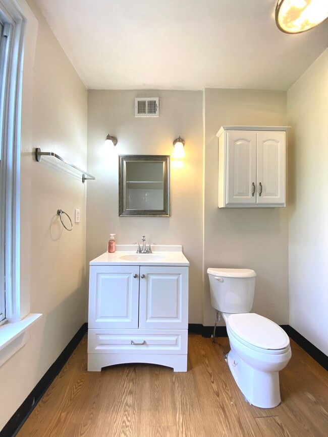 Building Photo - Spacious 4 Bed/1 Bath Home in Beechview-Convenient to Downtown! Available 7/5