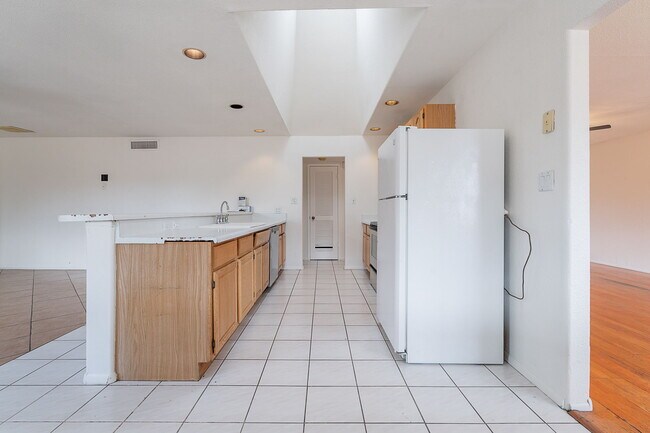 Building Photo - 2543 E Huntington Dr