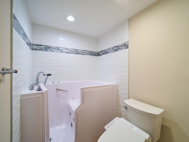 Building Photo - 1101 Pinecrest Cir