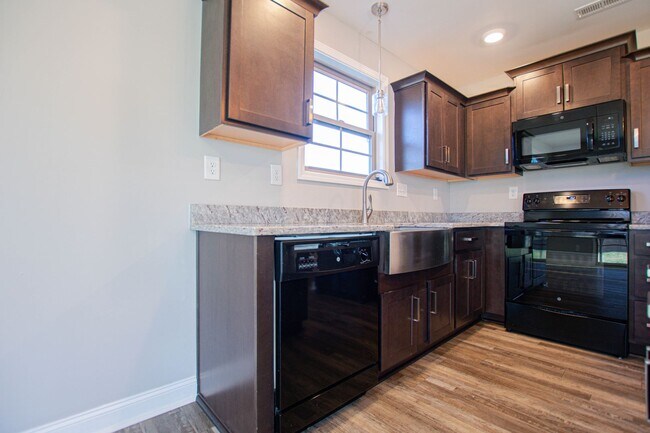 Building Photo - Pet Friendly Four Bedroom!