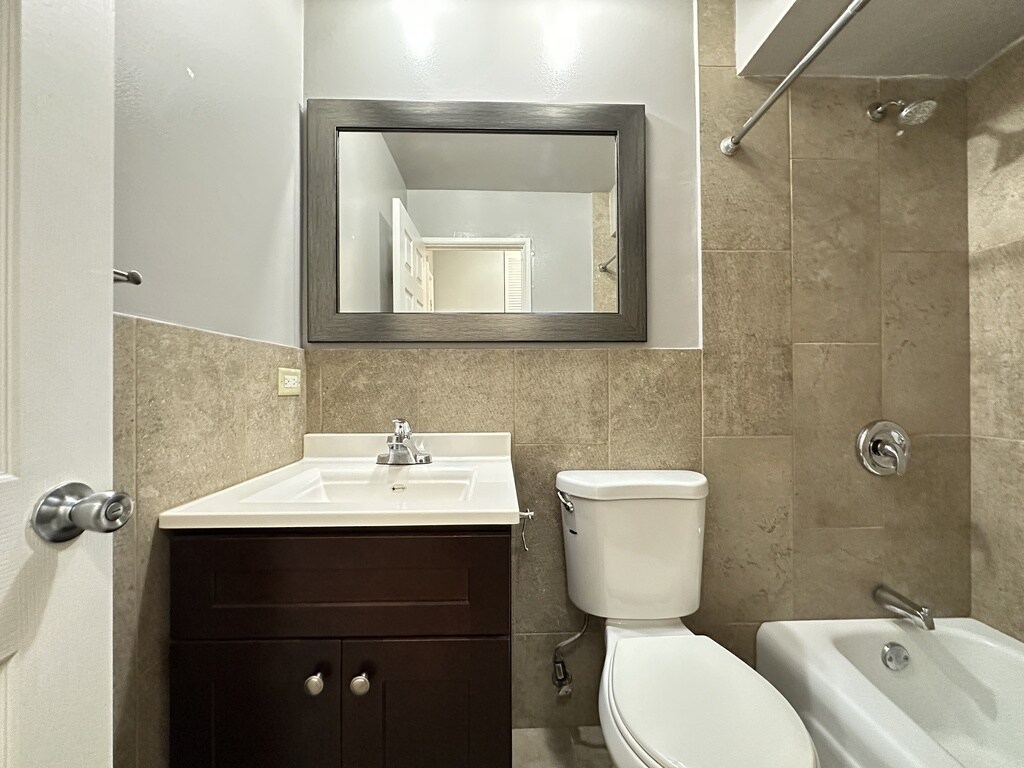 Building Photo - 5820 N Sheridan Rd