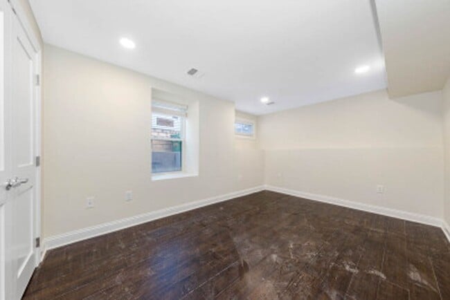 Building Photo - TUFTS 5 bed 5.5 bath - Available 6/1
