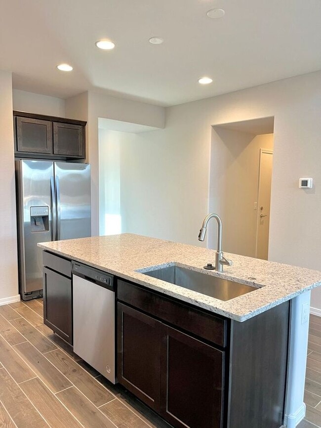 Building Photo - MOVE IN SPECIALS!! 2 Master Suites Open Ceiling Modern Home for RENT!