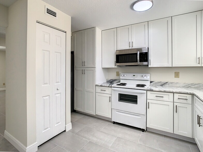 Building Photo - 9027 Pebble Creek Dr