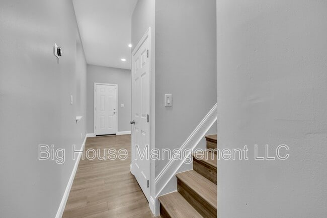 Building Photo - 226 N Madeira St