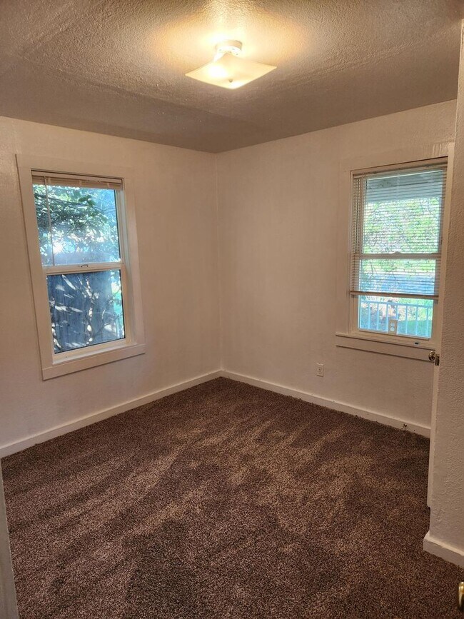 Building Photo - Charming little home in Anderson