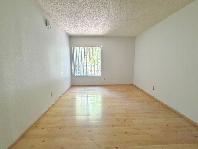 Building Photo - Bright & Updated 2bed 1 bath Tarzana Condo in Gated Community!