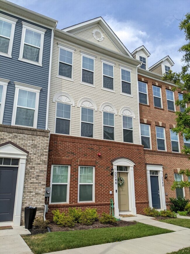 Building Photo - Gorgeous Newer Build (2019) 4 level townho...
