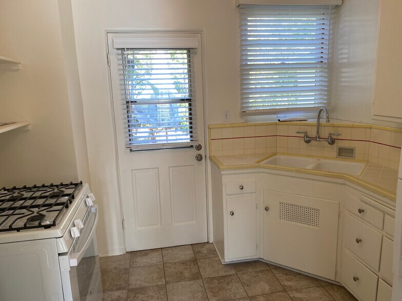 Kitchen leading to deck - 449 San Vicente Blvd