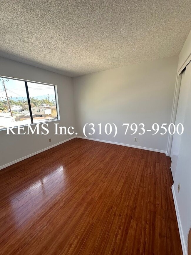 Building Photo - Remodeled Townhome with Garage and Laundry...
