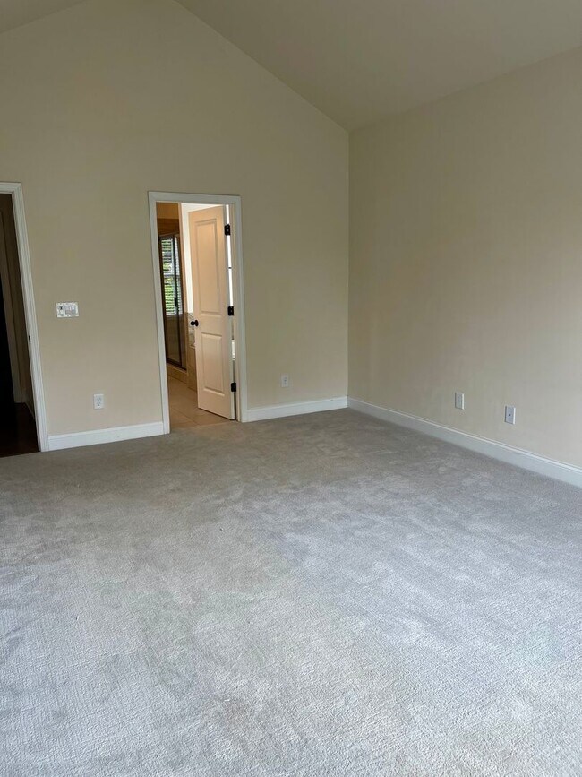 Building Photo - Gorgeous 4 bedroom 3.5 bath home in desira...