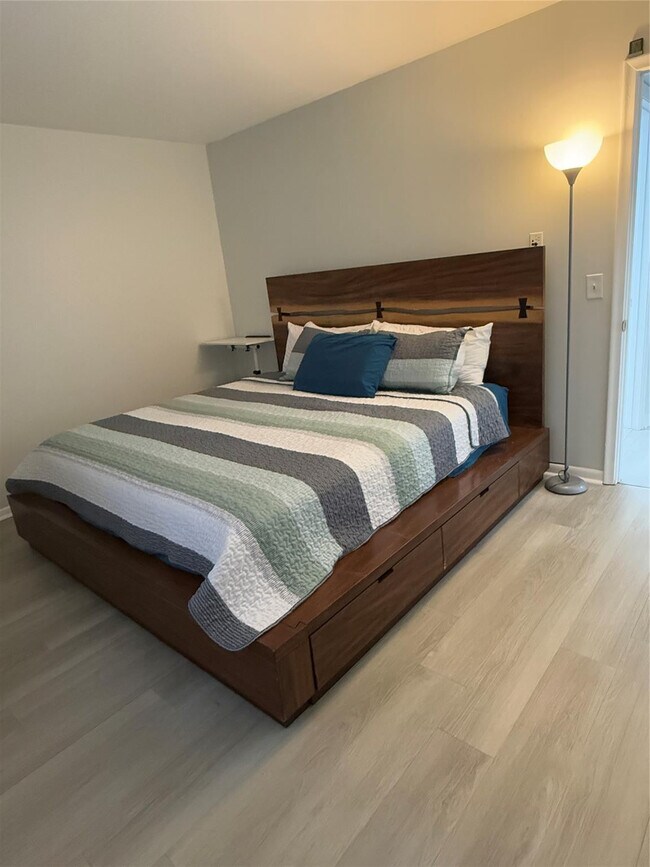 Building Photo - 12850 SW 4th Ct