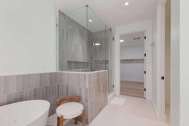 Building Photo - 5000 N Camelback Rdg Dr