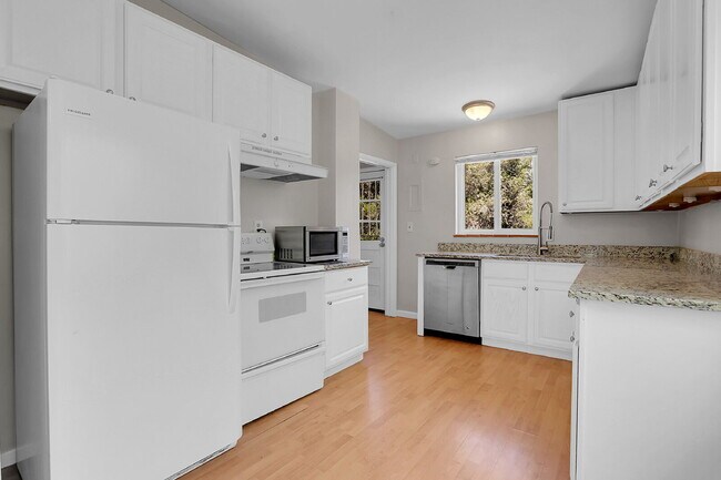 Building Photo - $1,995 - 3 Bed, 1 Bath Duplex Unit in Litt...