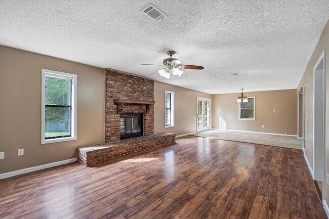 Building Photo - For Rent: Charming 3 Bed / 2 Bath Home with all the Cozy Vibes!