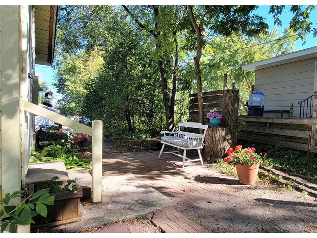 Building Photo - 2335 Hemlock Ln N