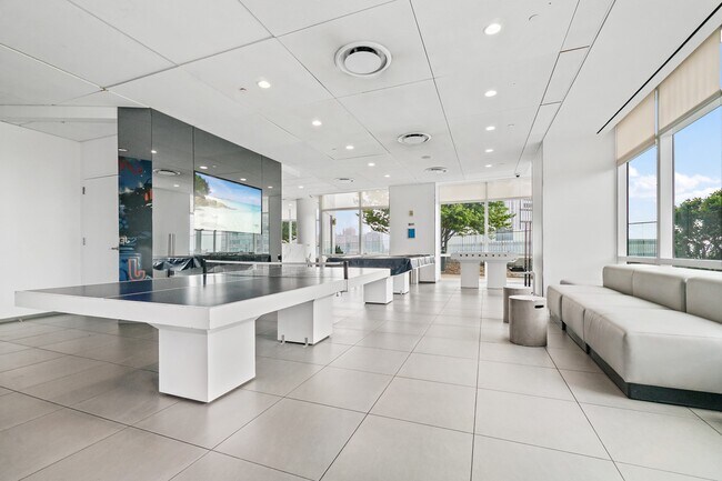 Building Photo - 77 HUDSON St