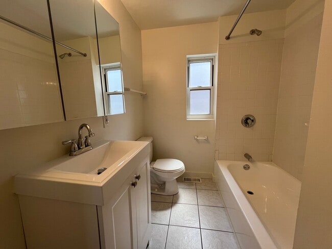 Building Photo - 821 Collins St