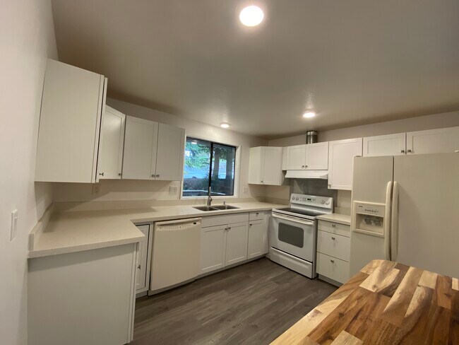 Full kitchen - 2605 Aztec Dr NW