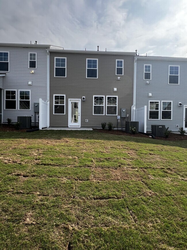 Building Photo - 5871 Woodlawn Dr