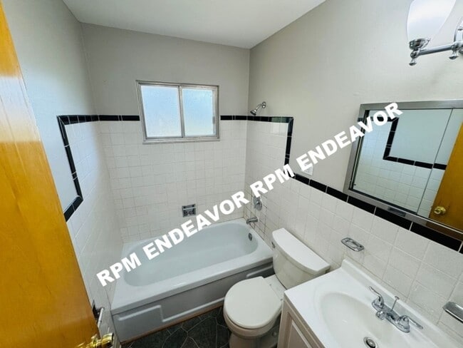 Building Photo - 3 Bed 1.5 Bath. Move in Ready! Deposit Fre...