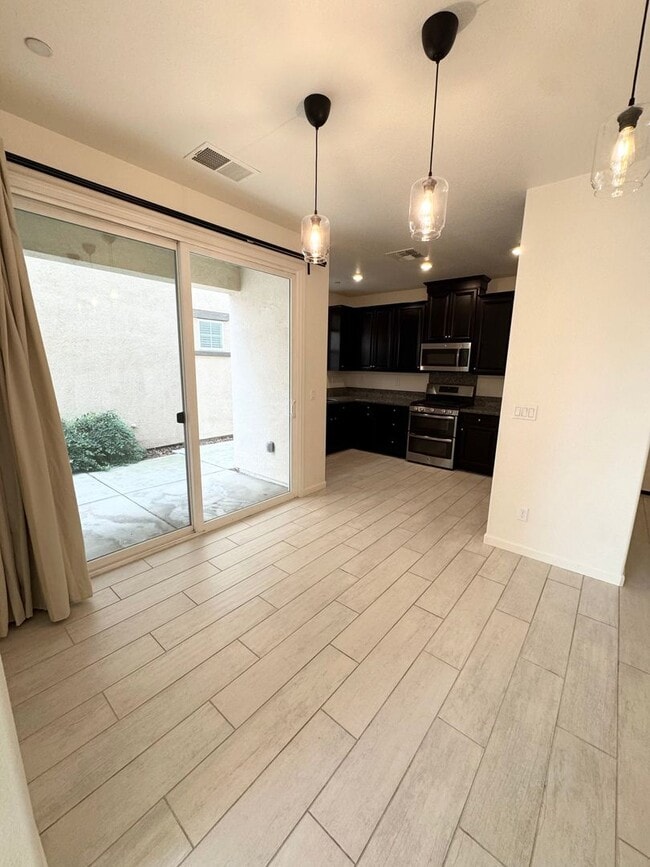 Building Photo - 3 Bed / 2.5 Bath Solar Home with Patio – Roseville – Available Now SEE VIDEO