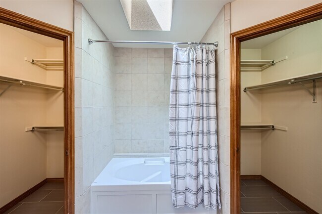 Building Photo - Beautiful Home in Summer Valley!