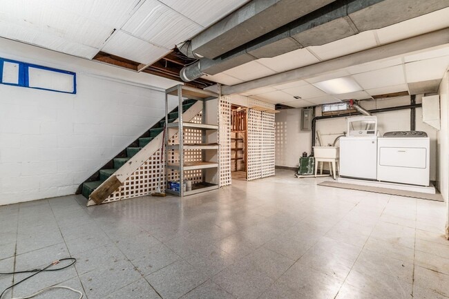 Building Photo - 683 S Roosevelt Ave