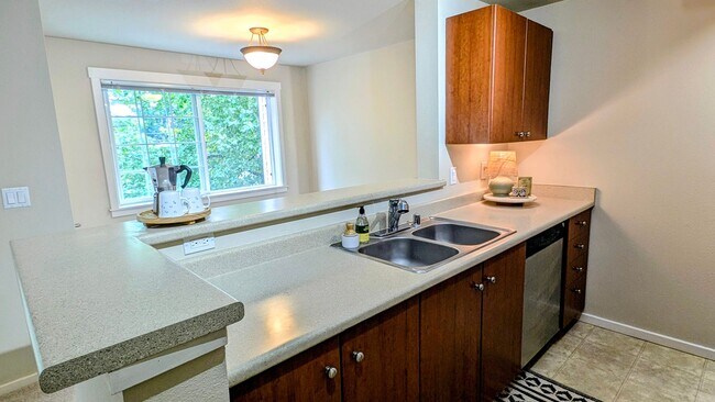 Building Photo - Spacious 2 Bedroom Condo in Gated Community with Pool