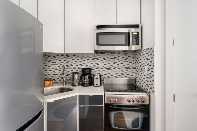 Building Photo - 241 E 24th St