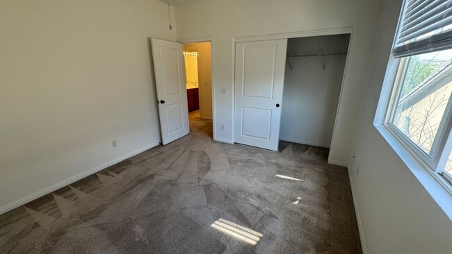 Building Photo - 6 bedroom 4.5 baths in Corona CA