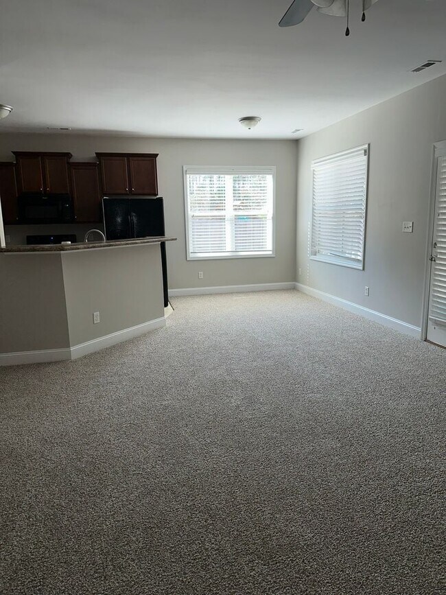 Building Photo - Large family home with fenced back yard in...