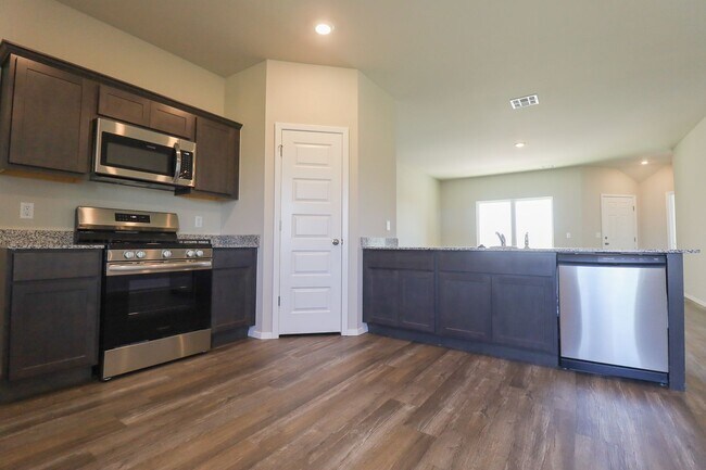 Building Photo - Stunning New Construction Home 4 Bed 2 Bath in Bixby!