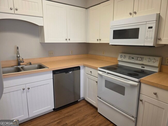 Building Photo - 102 Towne Pk Dr