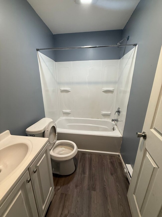 Building Photo - REMODELED 2 BEDROOM E.185TH/LAKE SHORE BLVD.