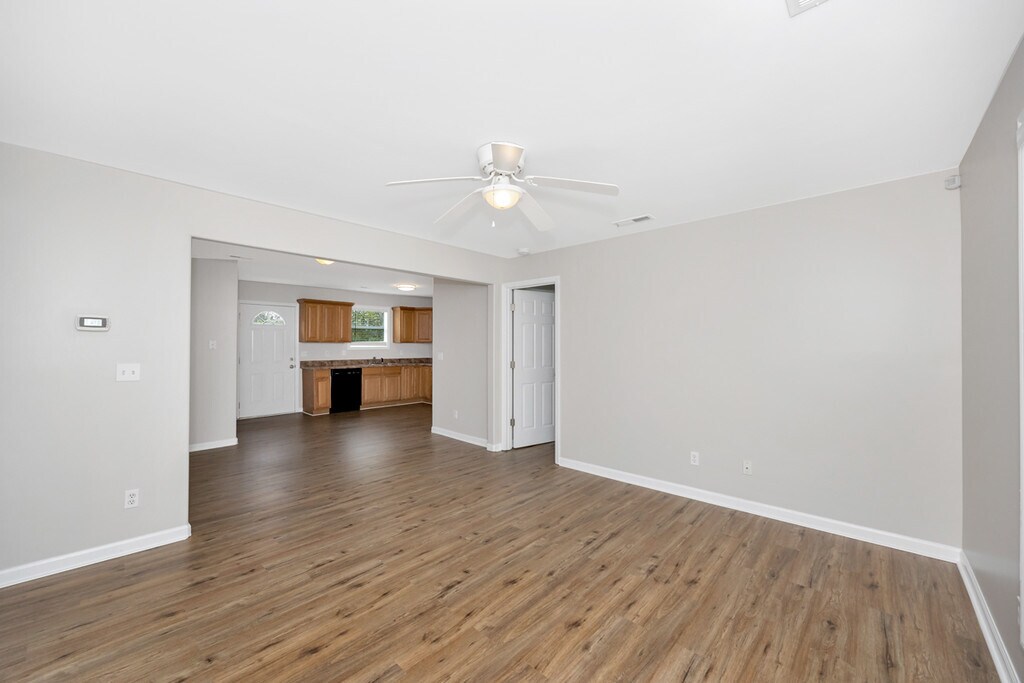 Building Photo - 800 Linwood Dr NW