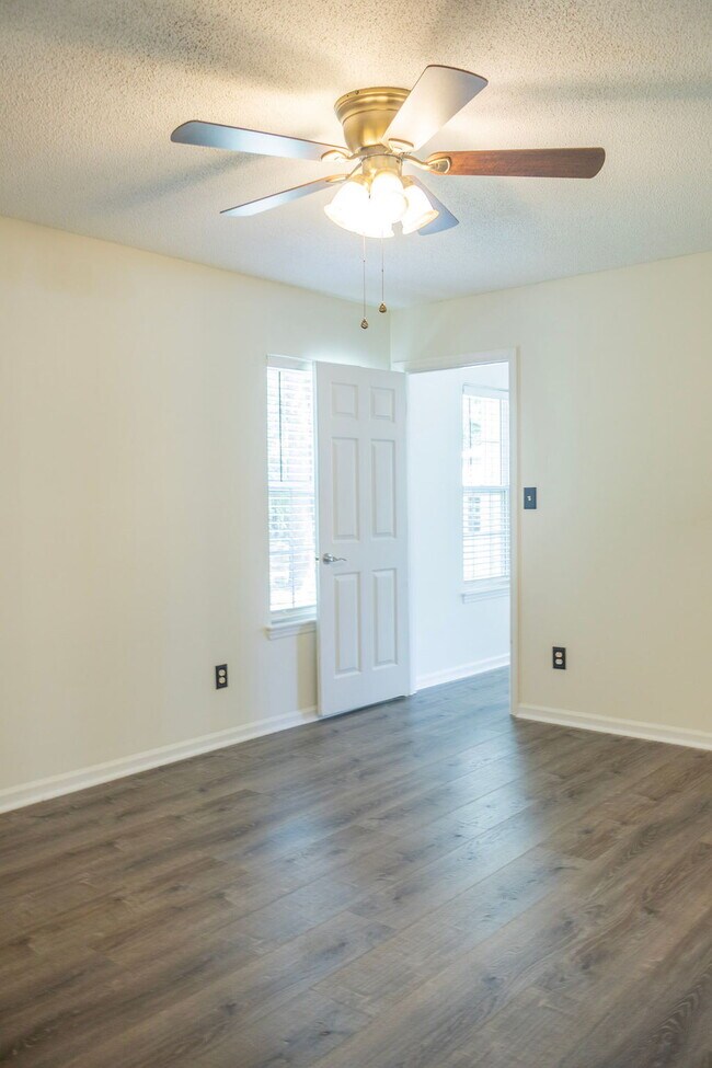 Building Photo - **HALF OFF FIRST MONTHS RENT**3 bedrooms, Fenced in backyard, 12x24 shed, NO breed restrictions!