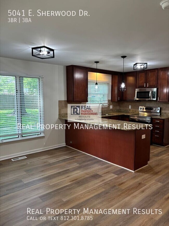 Building Photo - 5041 E Sherwood Dr